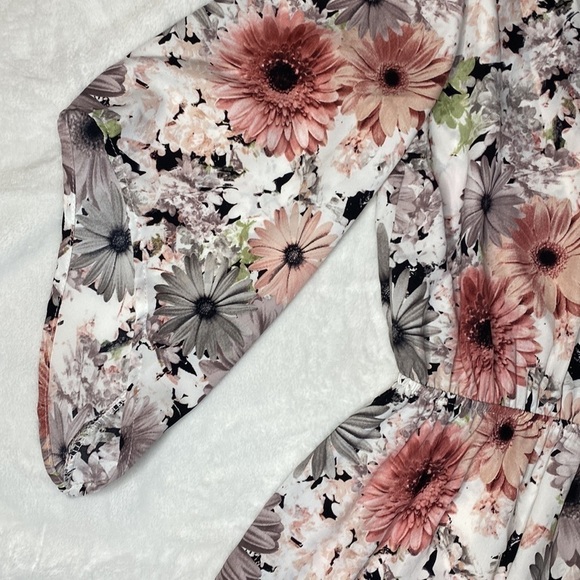 Gorgeous ILLA ILLA Lace Trim V-Neck Floral Romper Size Small - Picture 15 of 16